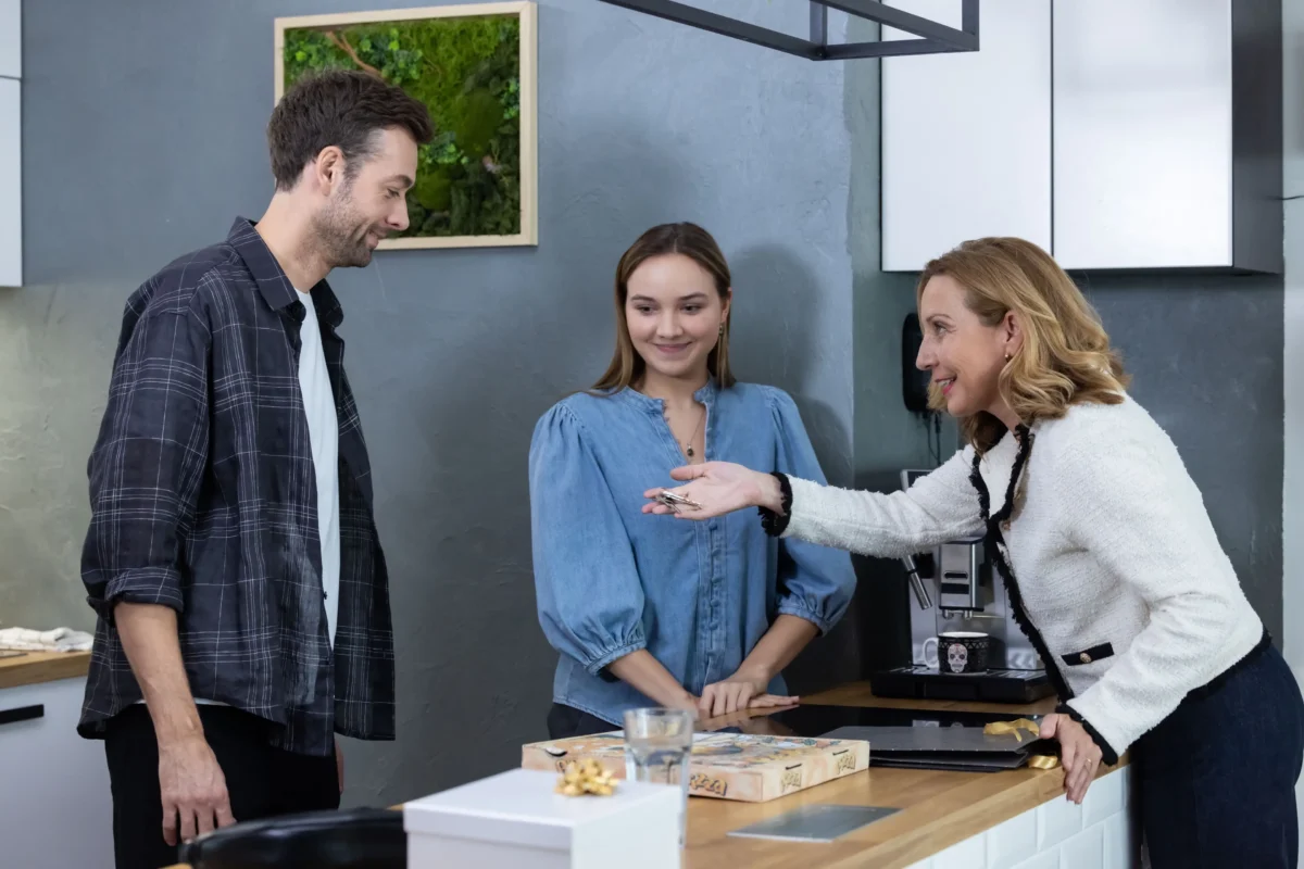 Ulice_PR_IVK_2026_10_23_0033-2-2 | TVGURU.cz Dvě ženy stojí s mužem v kuchyni při natáčení Ulice.