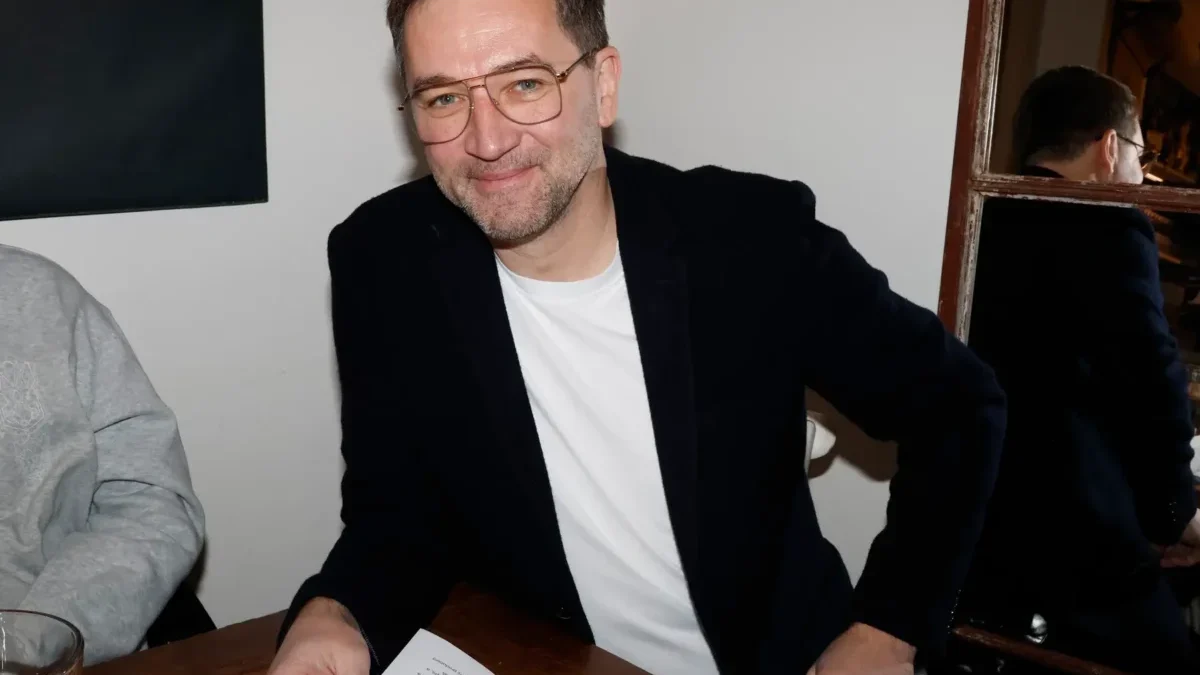 Ondřej Sokol sedí u stolu.