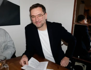 Ondřej Sokol sedí u stolu.