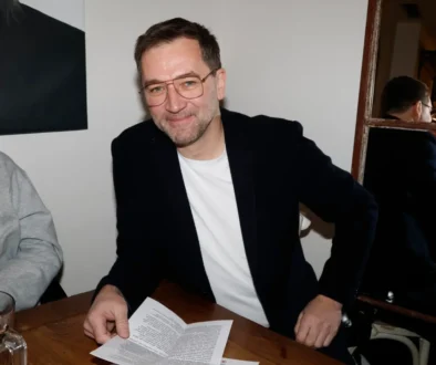 Ondřej Sokol sedí u stolu.