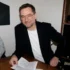 Ondřej Sokol sedí u stolu.