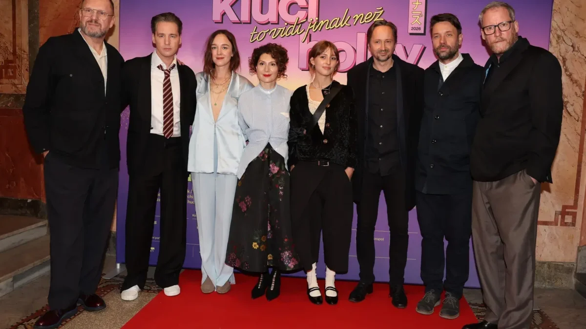Herci vedle sebe stojí na premiéře filmu Kluci to vidí jinak než holky.