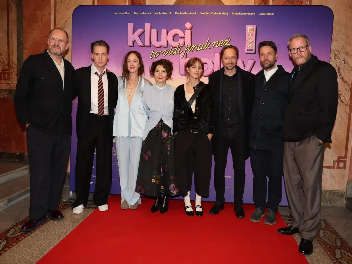 Herci vedle sebe stojí na premiéře filmu Kluci to vidí jinak než holky.