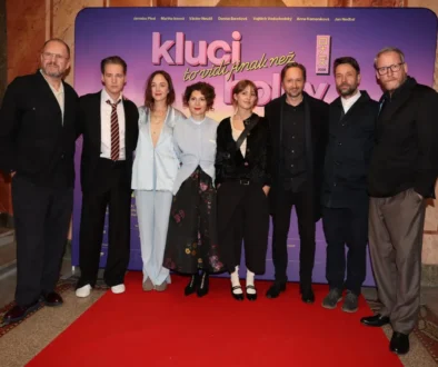 Herci vedle sebe stojí na premiéře filmu Kluci to vidí jinak než holky.