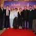 Herci vedle sebe stojí na premiéře filmu Kluci to vidí jinak než holky.