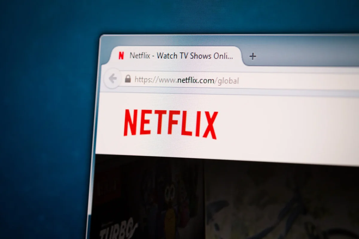 shutterstock_243599344-2 | TVGURU.cz Netflix otevřený na notebooku