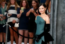Jenna Ortega pózuje na fotku.