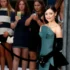 Jenna Ortega pózuje na fotku.