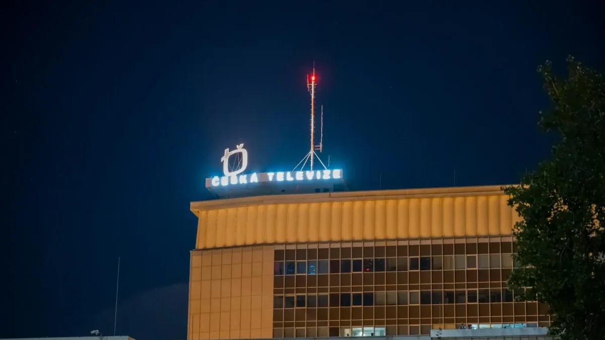Česká televize se svítícím logem na střeše