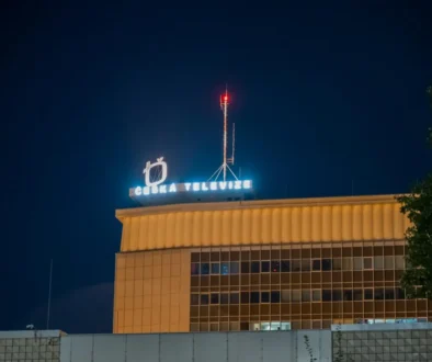 Česká televize se svítícím logem na střeše