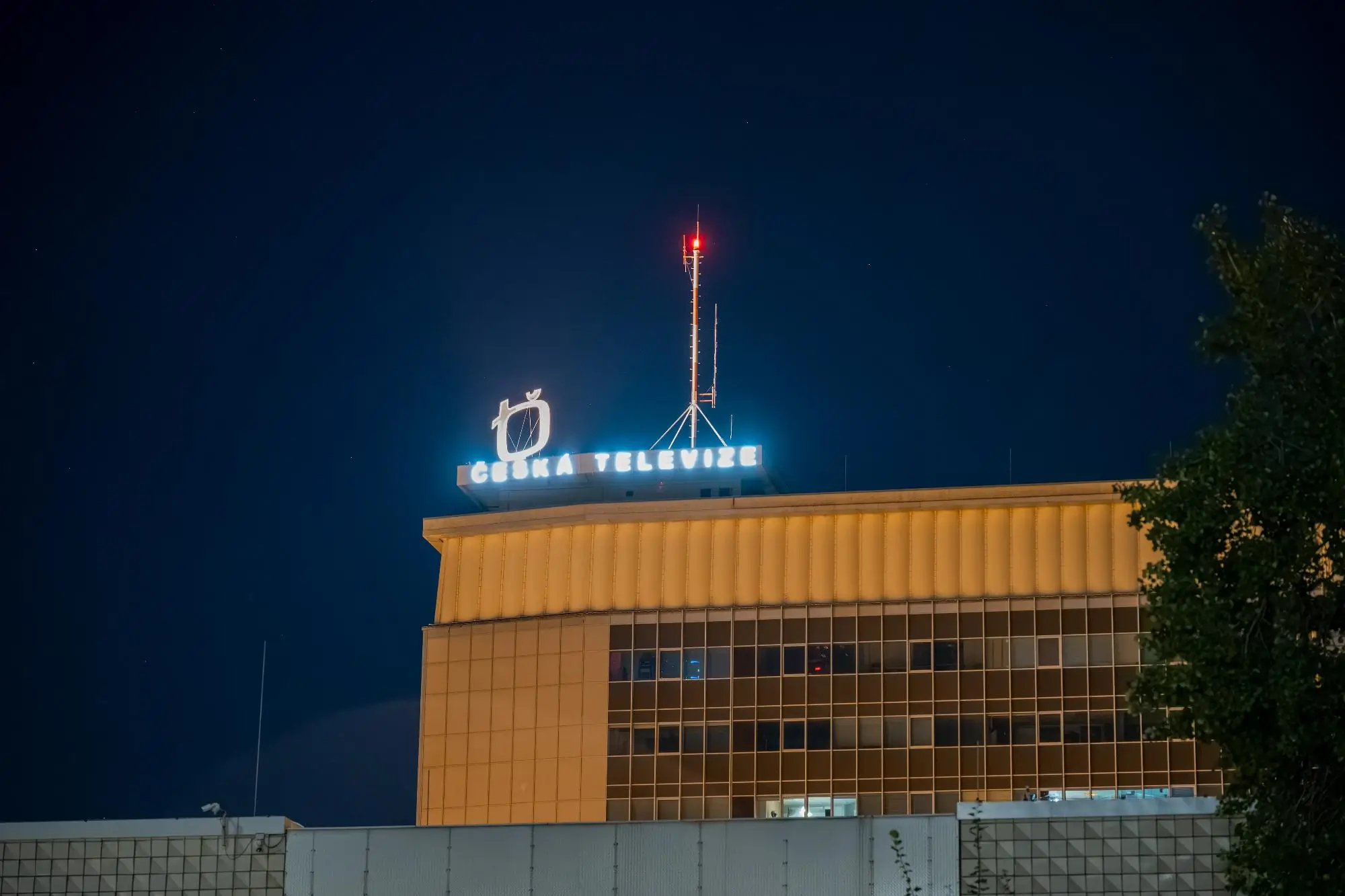 Česká televize se svítícím logem na střeše