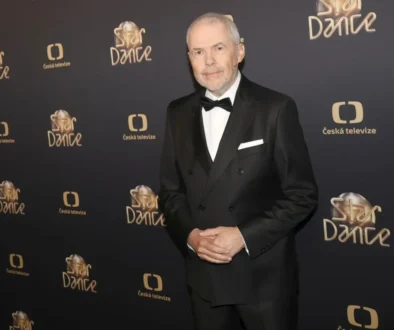 Moderátor StarDance v obleku