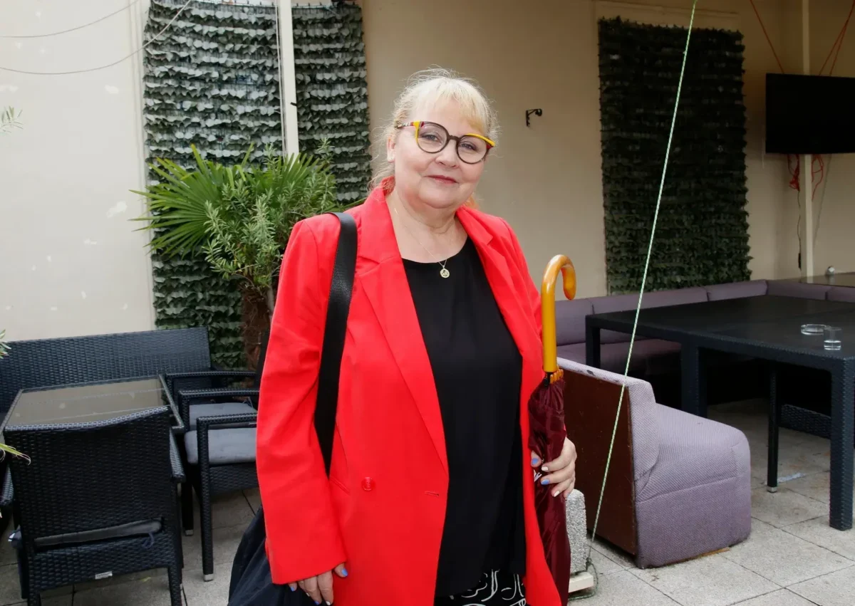 Veronika Gajerová stojí a culí se.