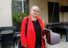Veronika Gajerová stojí a culí se.