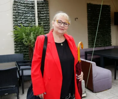Veronika Gajerová stojí a culí se.