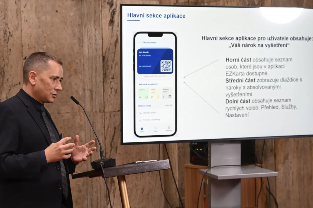 Digitalizace se protáhla o dva roky. Zdroj: Profimedia | TVGURU.cz Muž u pultíku s přednáškou