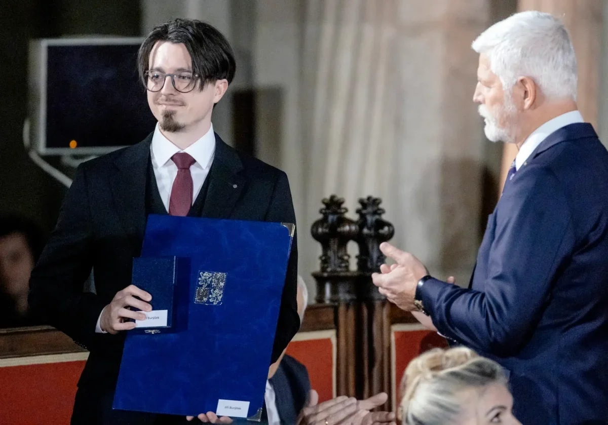 Jiří Burýšek v ruce drží ocenění od Petra Pavla.