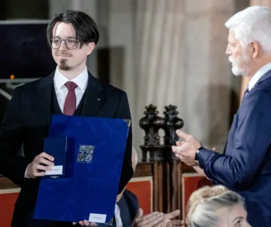 Jiří Burýšek v ruce drží ocenění od Petra Pavla.