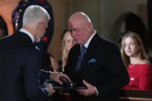 Prezident Pavel uděluje vyznamenání Ivovi Mathé.