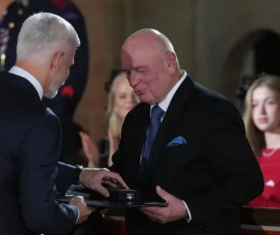 Prezident Pavel uděluje vyznamenání Ivovi Mathé.