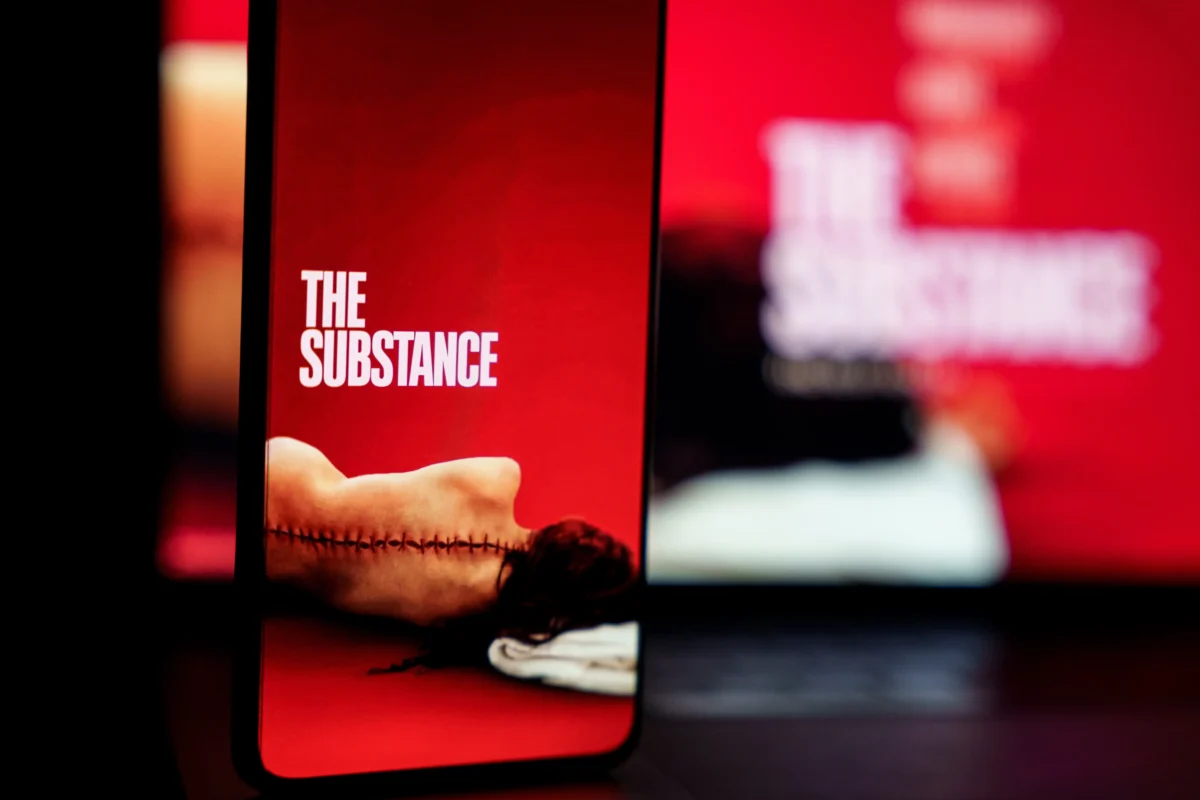 shutterstock_2523301889-2 | TVGURU.cz Na mobilu je fotka k filmu Substance.